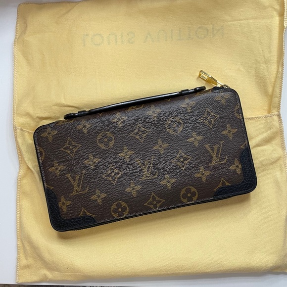 Louis Vuitton Monogram Daily Organizer Wallet - Picture 4 of 16